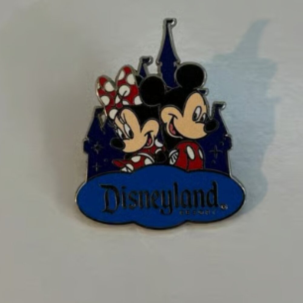 Disney Travel Company Disneyland Resort Pin – Mickey & Minnie in Front of Castle